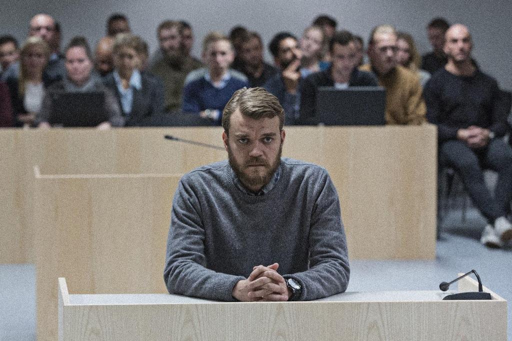 SYNOPSA Vojenský dôstojník Claus je so svojou jednotkou na zahraničnej misii, zatiaľ čo jeho žena Maria sa doma snaží vysporiadať s každodennými starosťami a starostlivosťou o tri deti.