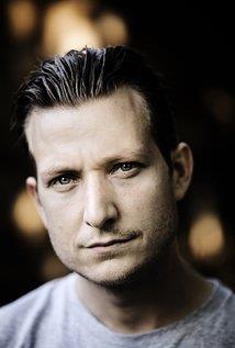 BIOGRAFIE TVORCOV Tobias Lindholm Potom, ako Tobias Lindholm v roku 2007 absolvoval Dánsku národnú filmovú školu, sa jeho meno objavuje v spojitosti s najvýznamnejšími dánskymi filmami a televíznymi