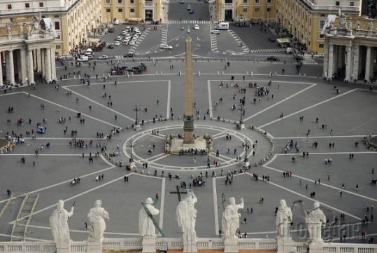 deň: Návšteva Vatikánu, mesto v meste a štát v štáte, Bazilika sv. Petra s Michelangelovou Pietou, pápežská hrobka s hrobom Jána Pavla II.