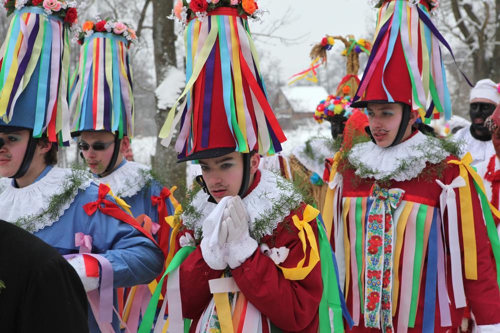 často dvě osoby. Objevovala se i maska s jezdcem na koni, Žid s pytlem nebo rancem na zádech, bába s nůší, kominík se žebříkem, kozel a mnoho dalších.