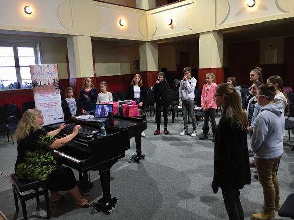 zájem o koncerty, při nichž interprety populární hudby doprovází velký orchestr, vedl k založení