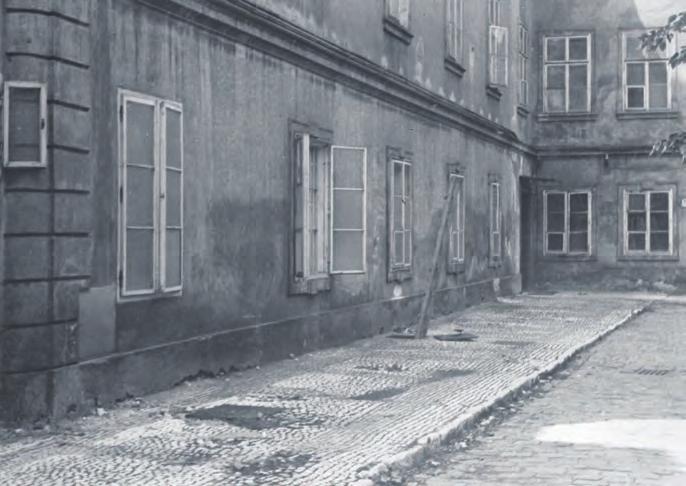 Dobový snímek vstupních dveří do kanceláře pravoslavné duchovní správy, úřední hodiny 9 12 (Pfarramt Der Orthodoxen Kirche Amtstuden 9 12).