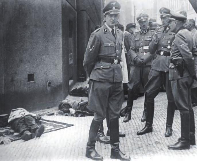 Státní tajemník SS-Brigadeführer Karl Hermann Frank v rozhovoru s neznámým SS-Sturmbannführerem (vlevo).