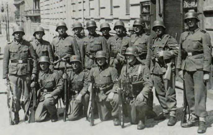 Jedno z úderných komand Waffen SS se samopaly zn. Bergmann.