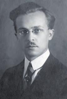 Prof. Ing. Dr. Leopold Šrámek, nar. 11. 5. 1882 ve Vrbátkách. Před nástupem do rakousko-uherské armády v roce 1903 žil na Královských Vinohradech ve Vocelově ulici čp. 11/III. Po svatbě s Annou, roz.