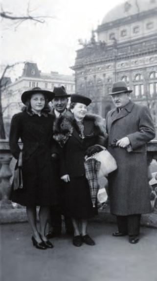 Jaro 1942, rodina Svěrákova u Národního divadla v Praze. Zleva dcera Iris, nar. 8. 11. 1925 v Praze, neznámý, Marie Svěráková, roz. Janů, nar. 29. 1. 1894 v Praze, a MUDr. Karel Svěrák, nar. 22. 10.