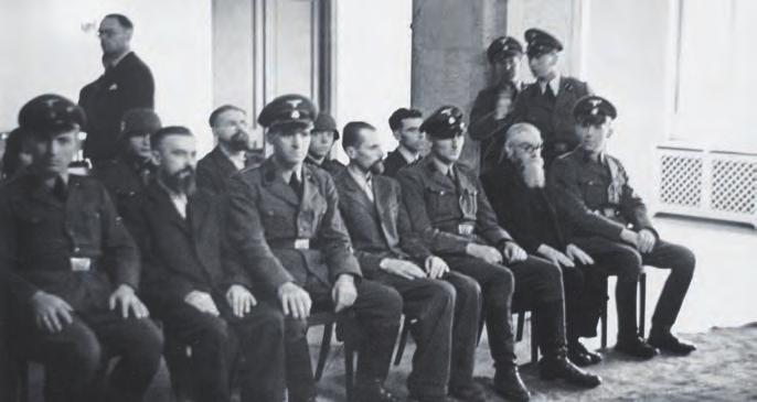 Zasedací síň Petschkova paláce 3. 9. 1942. Za okamžik zasedne německý stanný soud.