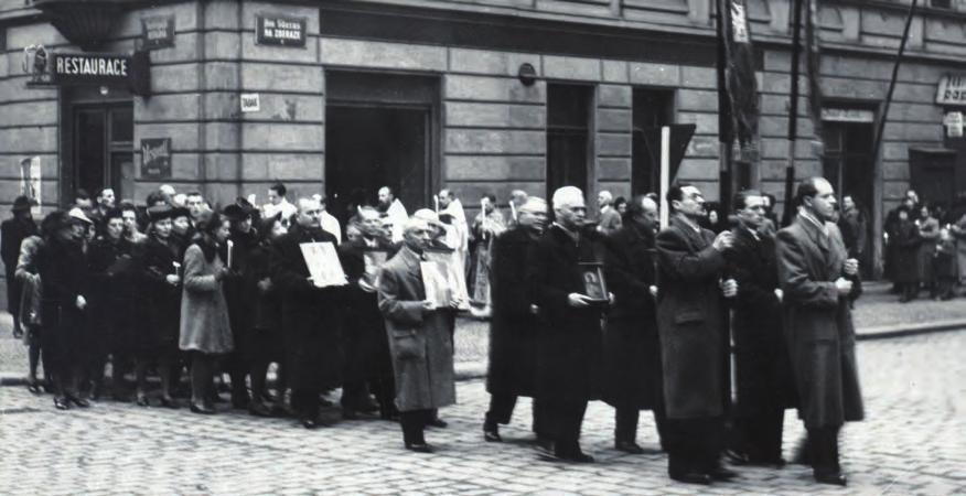 Jaro 1942. Průvod členů pravoslavné církve směřuje z ulic Na Zderaze a Resslovy k chrámu sv.
