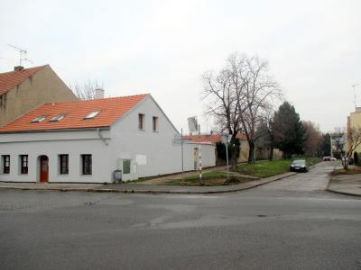 Z blízkosti křižovatky ulic Chržínská a Školní zmizel prodejní stánek Poblíž křižovatky ulic Chržínská a Školní, podél cesty k mateřské škole, stál dlouhá léta prodejní stánek.