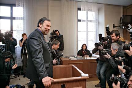 20 Euro 11 12. března 2012 cover story politika CHUDÝ RADEK. O komická prohlášení u soudu není nouze. Například Radek John prohlásil, že pro Bártu je půl milionu to, co pro něj pětistovka.