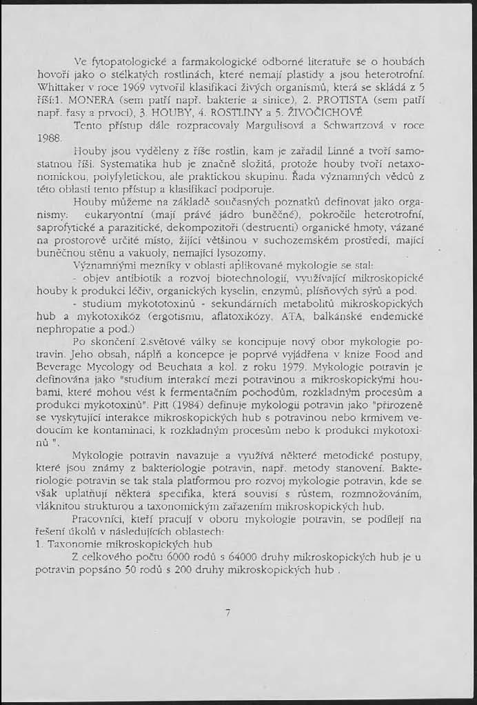 Ve fytopatologické a farmakologické odborné literatuře se o houbách hovoří jako o stélkatých rostlinách, které nemají plastidv a jsou heterotrofní.