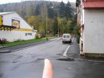 ..), ucpání případně destrukci mostních
