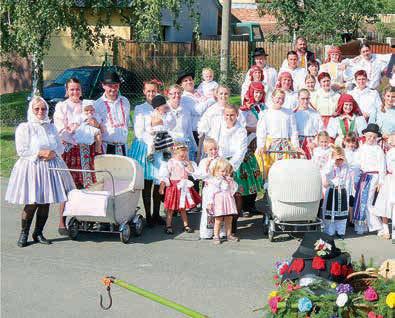 společně se svými dětmi, které doprovázela DH Šarovec a CM