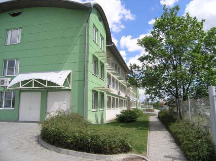 Pohled směrem k zadnímu vchodu budovy v Olomouci (2010) Nároží budovy v Olomouci z pohledu od brány do PřF V rámci investiční části projektu PHARE 2003 byly v průběhu roku 2004 dovybaveny laboratorní