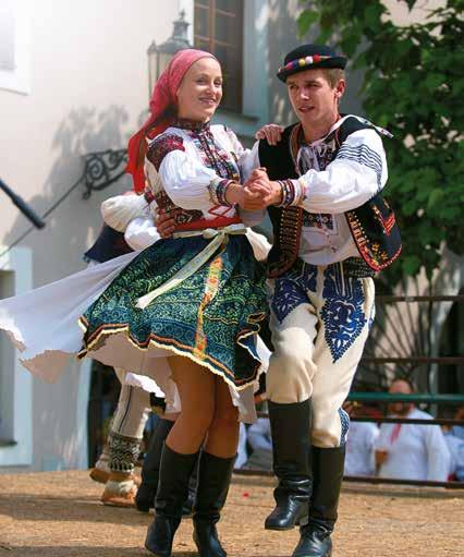 08 kulturní servis 2017 města kroměříže V průběhu měsíců července a srpna bude na Velkém náměstí vybudovaná relaxační a odpočinková zóna s barem a posezením.