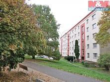 , odpady, plyn, zděné jádro ) a je luxusně vybaven - mramorové obklady v koupelně, dřevěné podlahy, kuchyň na míru vybavena kvalitními spotřebiči, skříně z masivu vč.