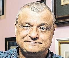 Připletla se sem jen hromada lidí, kteří to neumějí, chtějí tak jen vydělat peníze. Je tu bezpočetblogů, hodnocení vnovinách, aleti autoři podle mě nemají žádné právo se k tomu vyjadřovat.