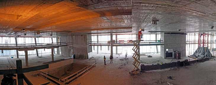 technologie 45 Obr. 25: Otevřený prostor ve 2. NP 20 mm, zahájena betonáž objektů v osách K a L. Po dokončení dvou podlaží konzol byla v rámci 2.