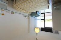 Velmi žádané apartmány různé orientace na moře, do ulice, do vnitřního atria. V ceníku typ Mono (do atria), typ Bilo (do atria).