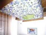komplex (villaggio) jednopatrových řadových vilek s několika bazény. Terasa s předzahrádkou nebo balkon.