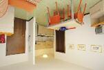 V každém apartmánu TV, kávovar, větší balkon, klimatizace dle typu apartmánu, v jedné z ložnic může být palanda. Do centra s nejbližšími restauracemi a obchody cca 250 m. Nedaleko minigolf, tenis.