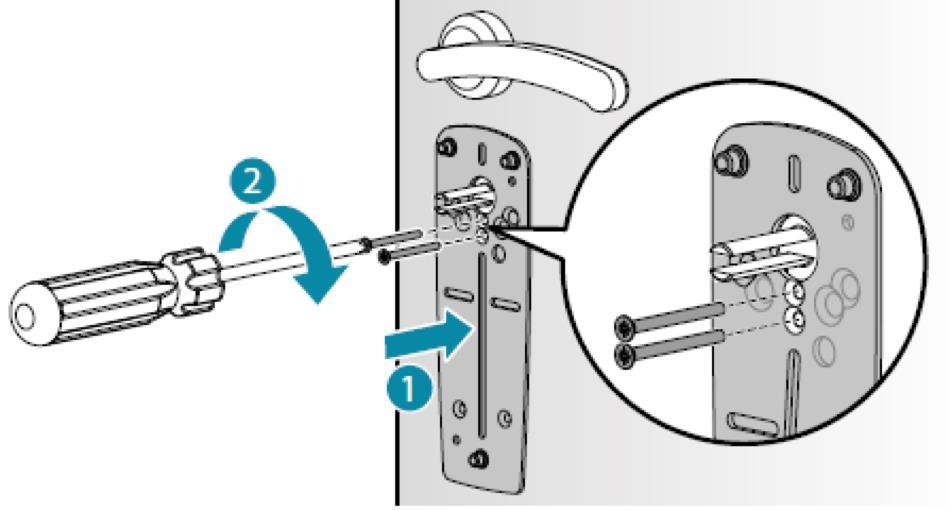 3 Montáž montážního plechu Vniřní strana dveří Pokud jsou vaše dveře vybaveny štítovým nebo rozetovým kováním, nemusíte jej pro montáž plechu odtraňovat.