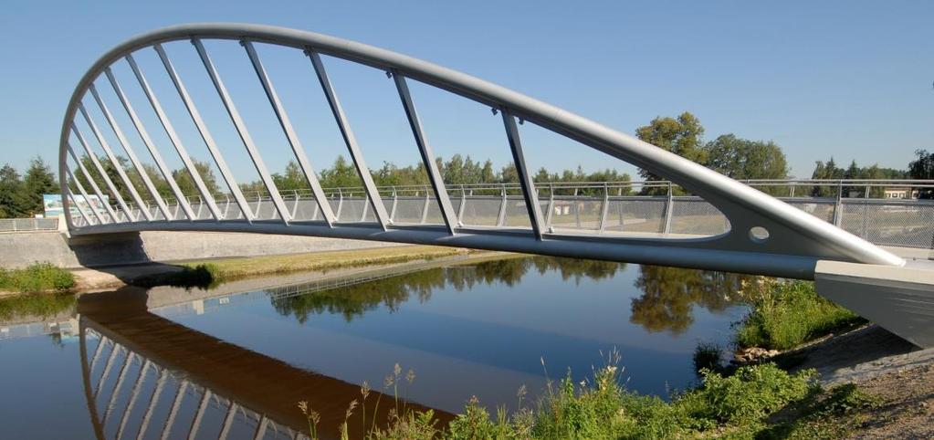 34 HANA MAHNELOVÁ, MARTINA ŠUKOVÁ 1. SEZNÁMENÍ Konstrukční řešení lávky tvoří netradičně jeden skloněný parabolický oblouk zapuštěný do ocelobetonové mostovky.