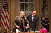 Text jednoho z nejlepších současných amerických autorů nás zavede do Bílého domu, kde se fiktivní americký prezident Charles Smith připravuje na novou