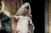 Zároveň je příběh současného australského dramatika konfrontací světa zdravých lidí se světem