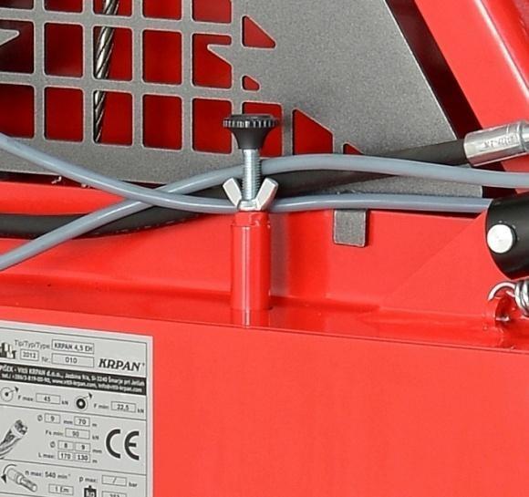4.2 PŘEDBRZDA Šroubem s křídlovou maticí (obrázek 8) nastavíme sílu, která zabraňuje nadměrnému odvíjení navíjecího bubnu. Lano se tak neodvíjí z bubnu samovolně, ale s optimálním třením.