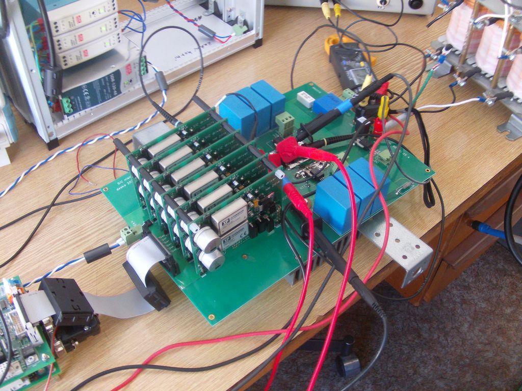 Střídač s SiC tranzistory Výsledky experimentálně ověřeny, bylo ukázáno zvýšení účinnosti střídače ve srovnání s klasickým IGBT střídačem s obdobnými parametry o cca 1 procento.