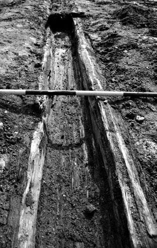 Reservoir 0594 and wooden trought (?) 1401 (square I4). Photo archive ARCHAIA Brno 2009. olověná závažíčka z okolí zemnic a struskovišť u potoka (obr. 49:16 18).