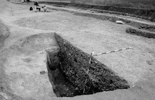 Acta rerum naturalium 12, 145 180, 2012 ISSN 1801 5972 Obr. 6. Pohled na výzkumnou plochu záchranného archeologikého výzkumu se zasutými jámami (šachtami). Foto Archiv ARCHAIA Brno 2007. Fig. 6. View on the archaeological excavation of medieval mining area.