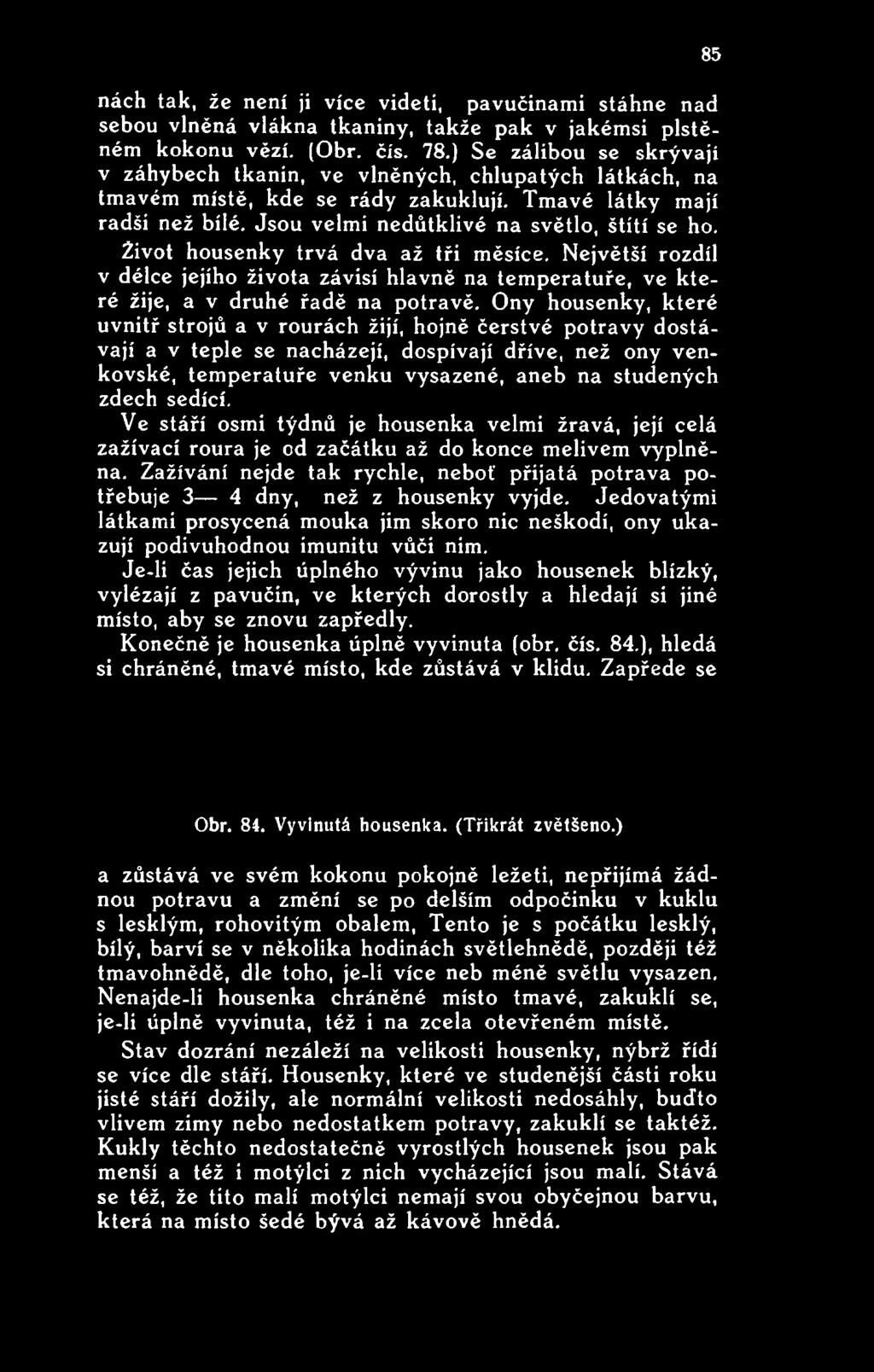 sedící. Ve stáří osmi týdnů je housenka velmi žravá, její celá zažívací roura je cd začátku až do konce melivem vyplněna.