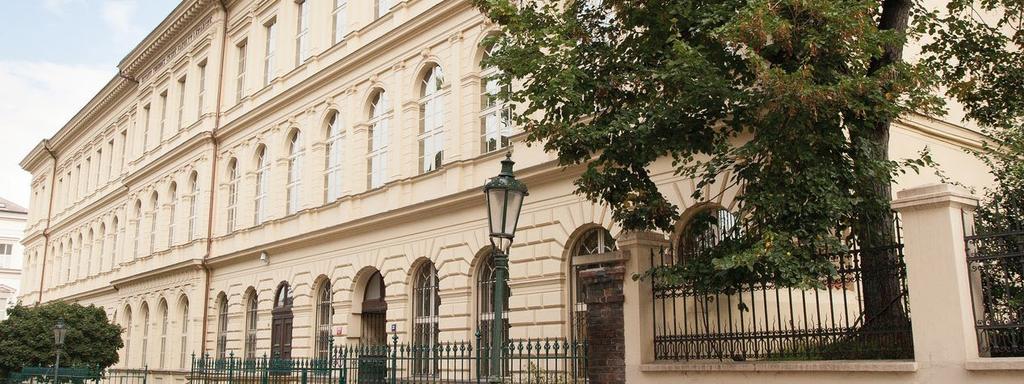 seznam pracovišť (k 31. 12. 2016) VĚDECKO-PEDAGOGICKÁ PRACOVIŠTĚ FAKULTY anatomický ústav U Nemocnice 3, 128 00 Praha 2, tel.: 224 965 780, fax: 224 965 770 Přednosta: prof. MUDr. Karel Smetana, DrSc.