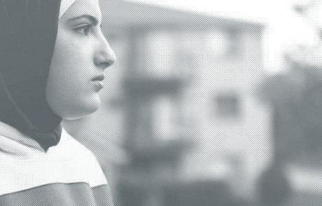#CHICAGOGIRL Devatenáctiletá Ala a Basatneh by měla mít bě né starosti jako její američtí vrstevníci: kolu, lásky, módu, hudbu? Jen e na nic z toho studentka z Chicaga nemá čas?