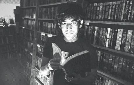 ZÁZRAČNÉ DÍTĚ INTERNETU: PŘÍBĚH AARONA SCHWARZE Aaron Swartz u od dětství miloval počítače.