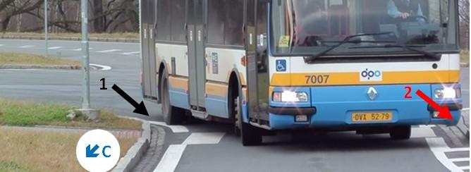 Obr. 9: Najetí autobusu do těsné blízkosti obrubníku nároží (číslo 1; konfliktní situace 2j o 1-O1K); 2.