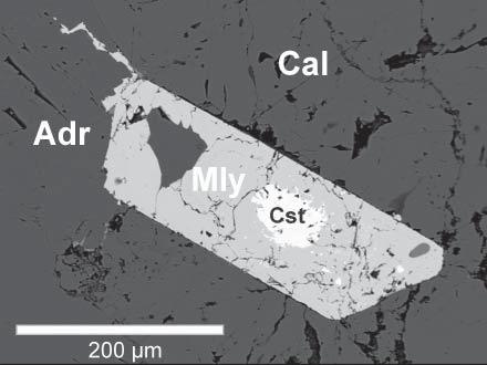 112 Obr. 4: Euhedrální krystal malayaitu s inkluzí reliktního (?) kasiteritu, Kozlov; Mly malayait, Cst kasiterit, Adr Snandradit, Cal kalcit. Fig. 4: Euhedral crystal of malayaite contains relic (?