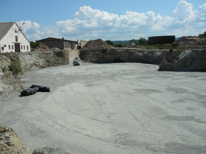 Proto je nutné fólii krýt geotextílií a provádět montáž izolace pokud možno za shodných teplotních podmínek, kdy nedochází k velkým tepelným výkyvům, nejlépe při teplotách 18 až 23 C. Důležité!