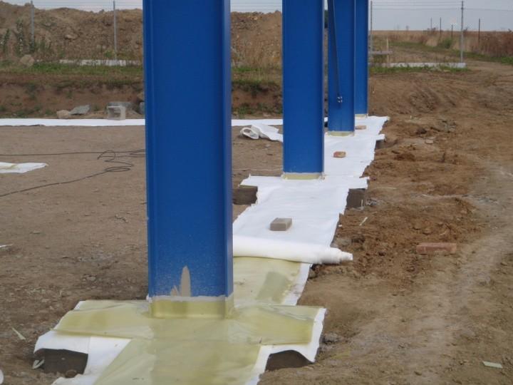 Na geotextílii se položí hydroizolační fólie pás vedle pásu s přesahem 70-100 mm dle typu