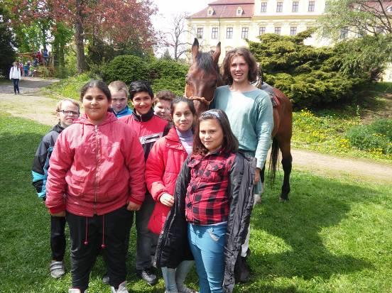 V průběhu školního roku výchovný poradce v 5 případech řešil se zákonnými zástupci žáků problematiku ohledně přiznání příspěvku na péči pro žáky závislé na pomoci jiné fyzické osoby dle zákona č.