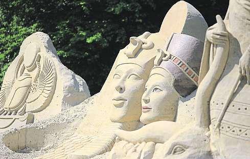 Břeclavsko a Hodonínsko 26. května 2017 3 Písečná cesta po exotické Africe Pískové sochy, které vlednici už několik let tvoří sochař Michal Olšiak, mají tentokrát téma Afrika.