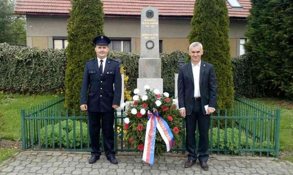 Dvì nové akce v kalendáø obce Položení věnce u pomníku a rozsvícení vánočního stromu.