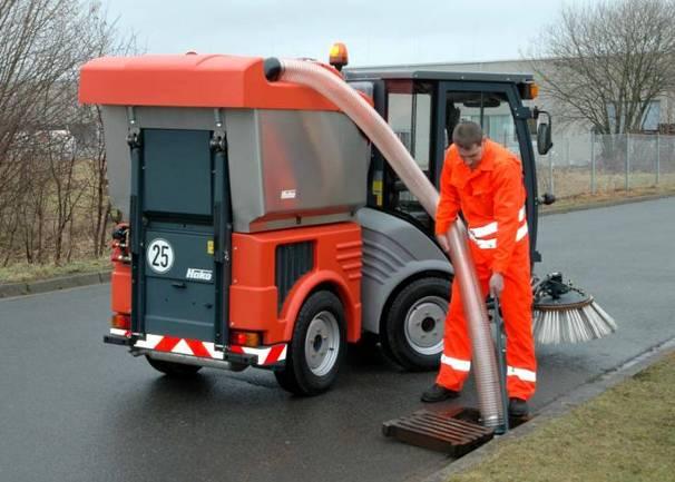 Motor: - Vodou chladený YANMAR 4-valcový naftový motor, 35,4 kw (48 PS) 3.
