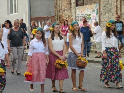 Počas sprievodu sa niekoľkokrát zastavíme a predvedieme ukážku z nášho pochodu. Ľuďom sa naše vystúpenie páči a všetci nám tlieskajú.