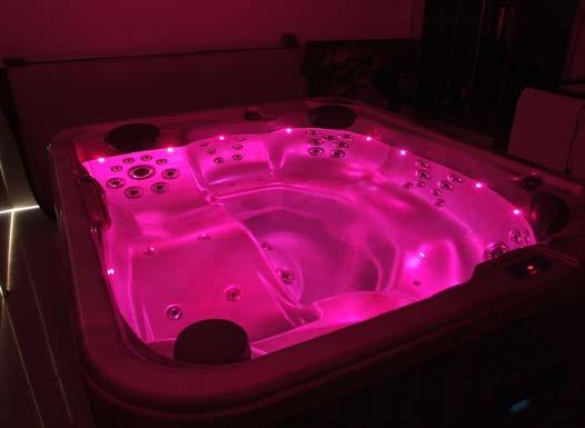 BAREVNÁ TERAPIE POD VODOU Zabudované LED osvětlení s barevnou terapií vytváří