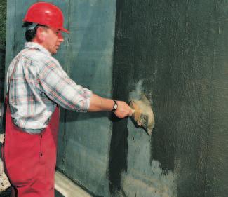 Aplikace štětkou, lžící nebo strojně. Výborná přídržnost, nevyžaduje žádnou penetraci nebo spojovací můstek.