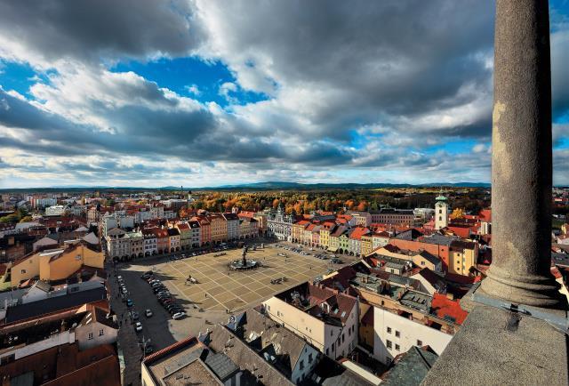 Město je to větší obec s počtem více než 3000 obyvatel, nad 1 milion se nazývá