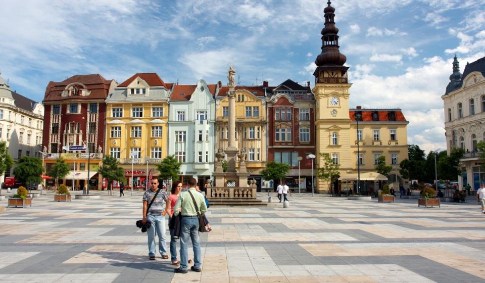 budovy, kostel, náměstí a radnice ve